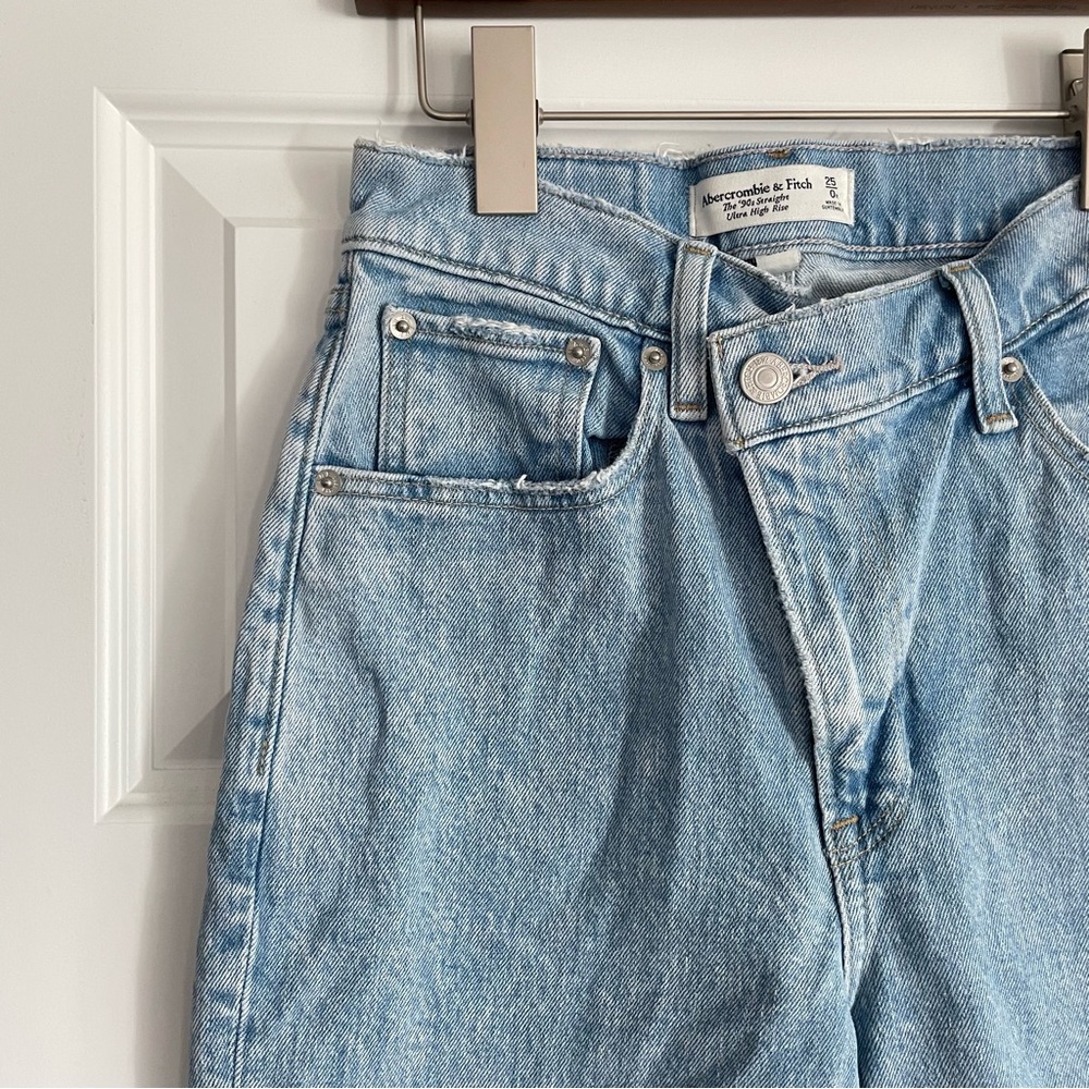 Abercrombie The 90s Straight Ultra High Rise Light Wash Jeans Curve Love Size 0R - Picture 2 of 9